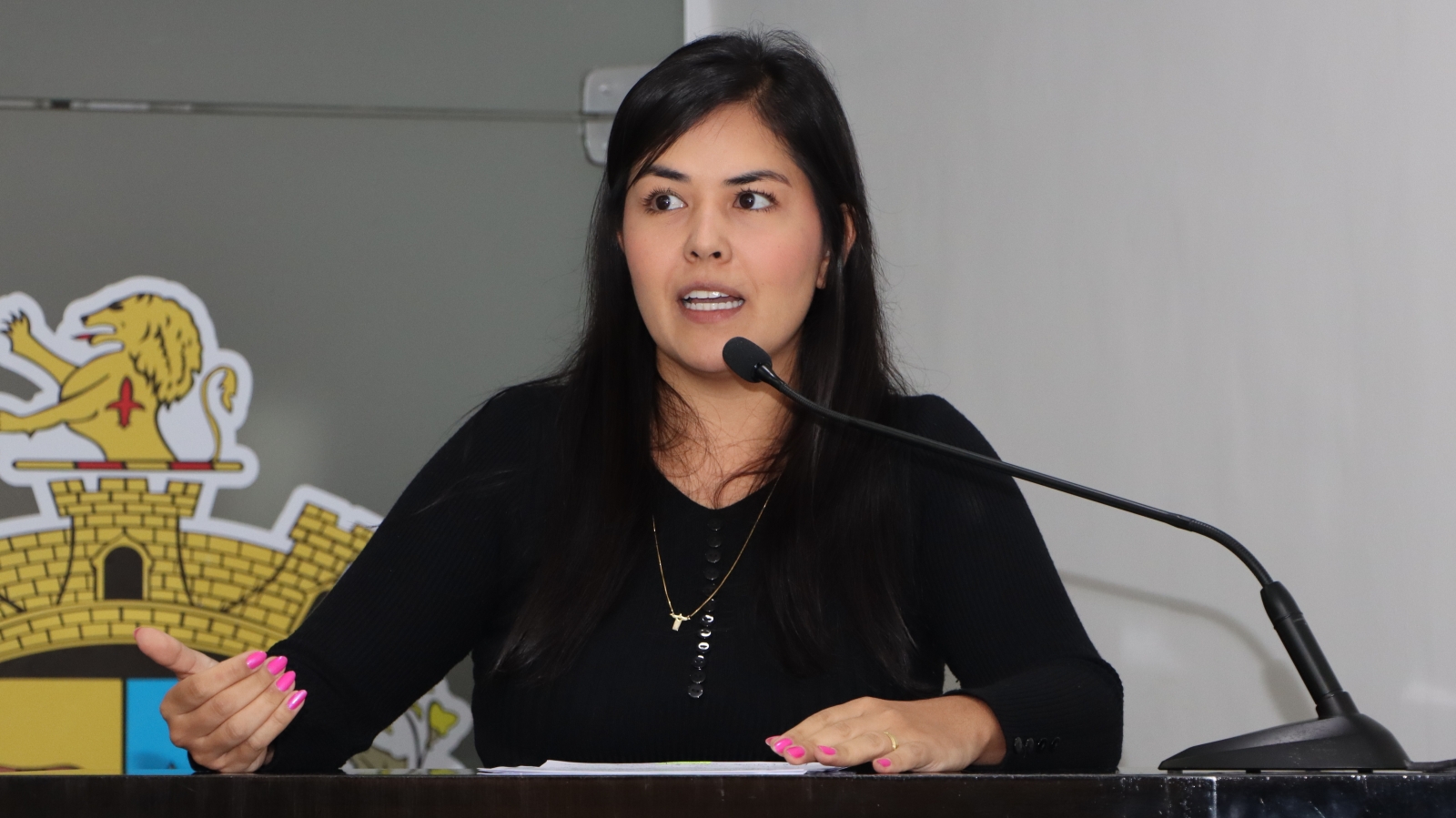 CINTIA YAMAMOTO FAZ COBRANÇAS RELACIONADAS À ÁREA DA SAÚDE