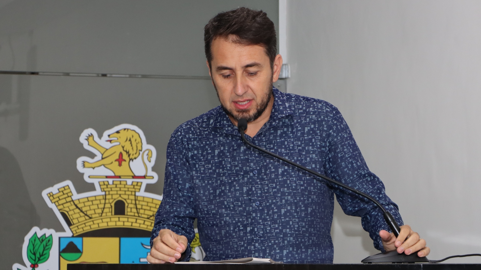 PAULINHO MOTOS DESTACA REQUERIMENTO QUE PEDE MEDIDAS VISANDO A REDUÇÃO DO NÚMERO DE FALTAS EM CONSULTAS E EXAMES