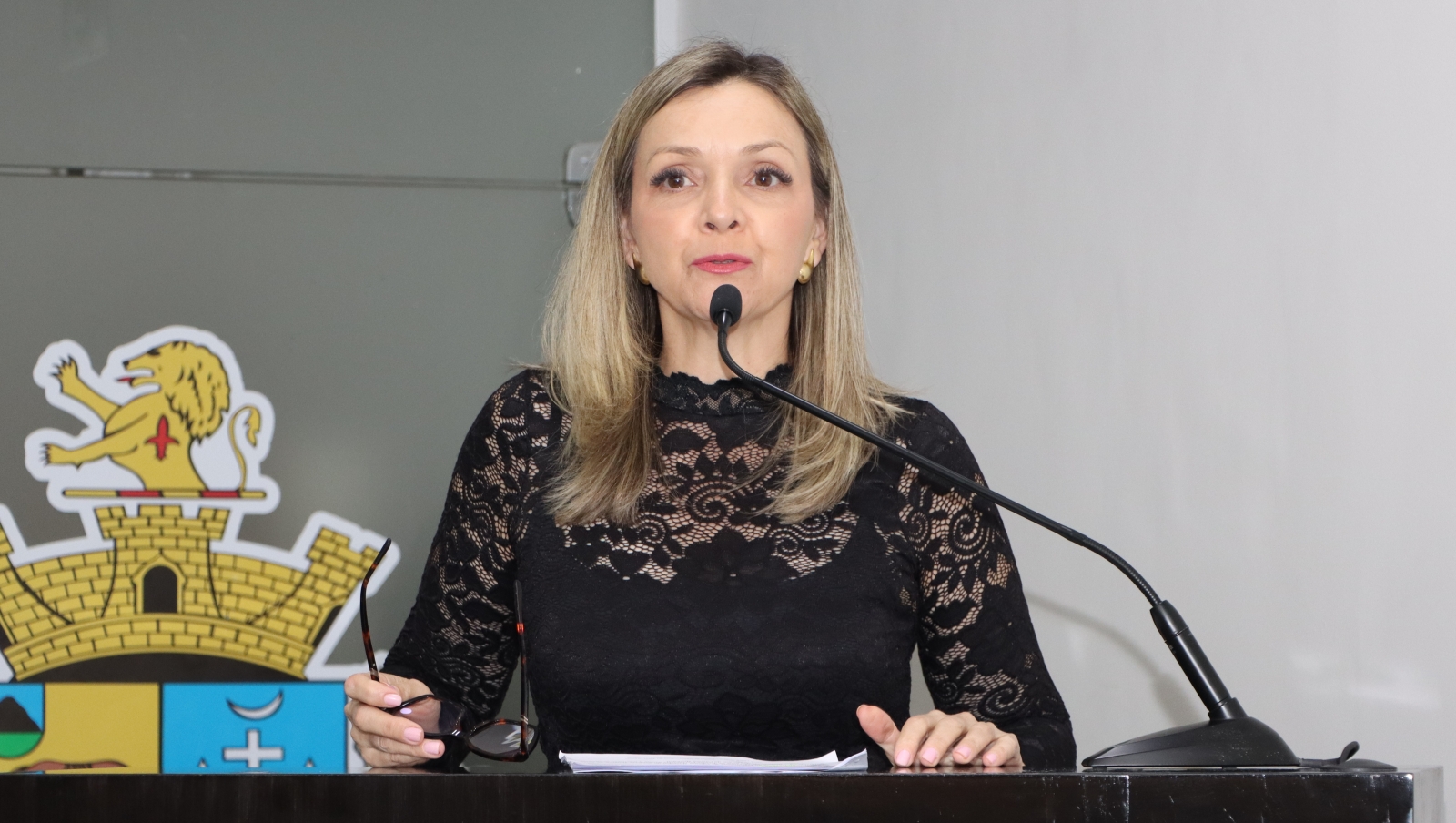 MICHELI VAZ COBRA SABESP POR FALTA DE LIGAÇÃO DE ÁGUA NO CONGONHAL