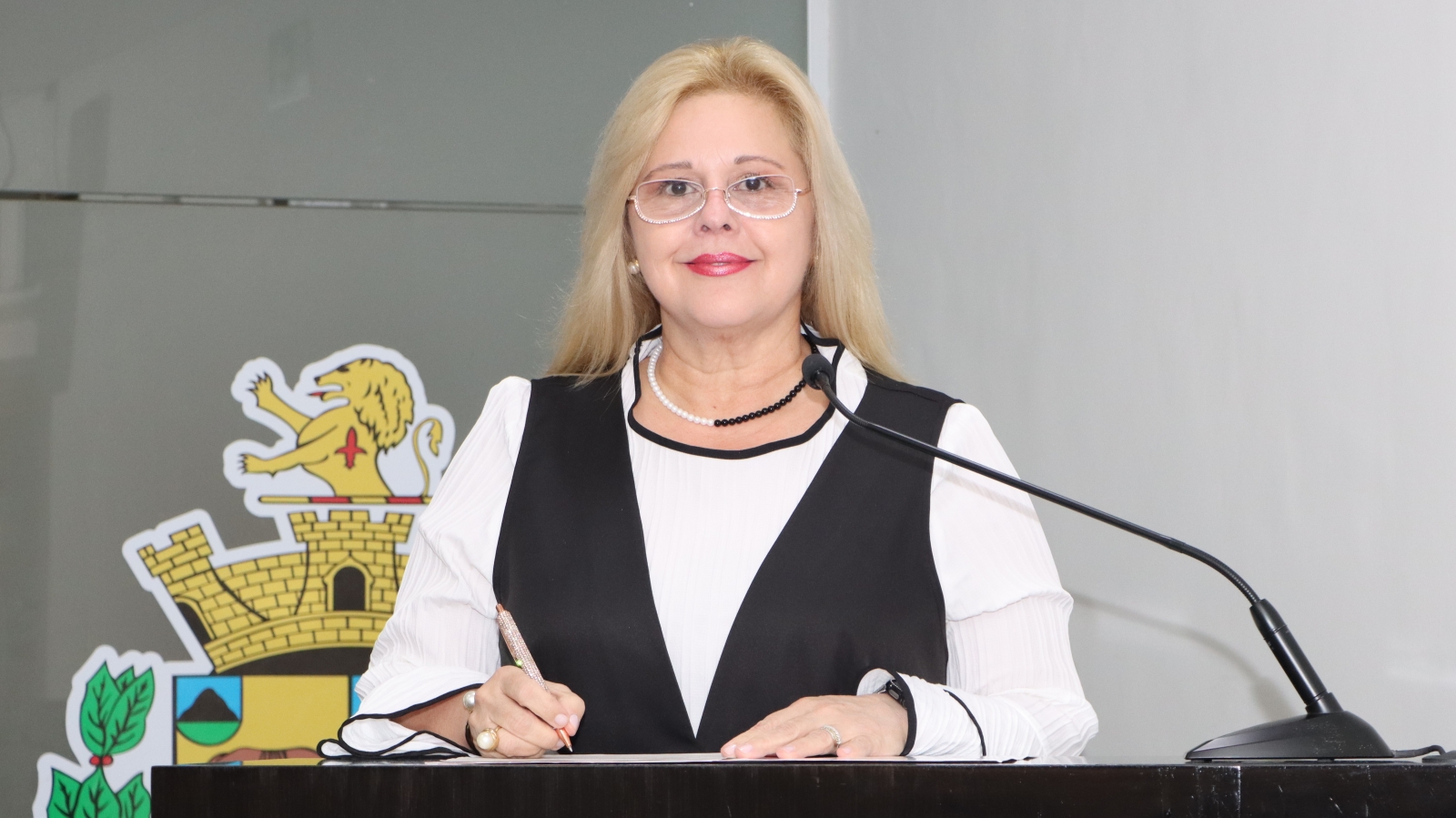 ELAINE MIRANDA SUGERE À PREFEITURA DE TATUÍ PROGRAMA PARA DISTRIBUIR PULSEIRAS LOCALIZADORAS A CRIANÇAS AUTISTAS