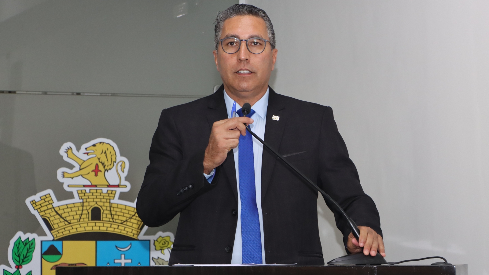 LEANDRO MAGRÃO PEDE PRESERVAÇÃO DE IMAGENS PARA APURAR SUPOSTA PROPAGANDA ELEITORAL IRREGULAR EM PONTOS DE ÔNIBUS