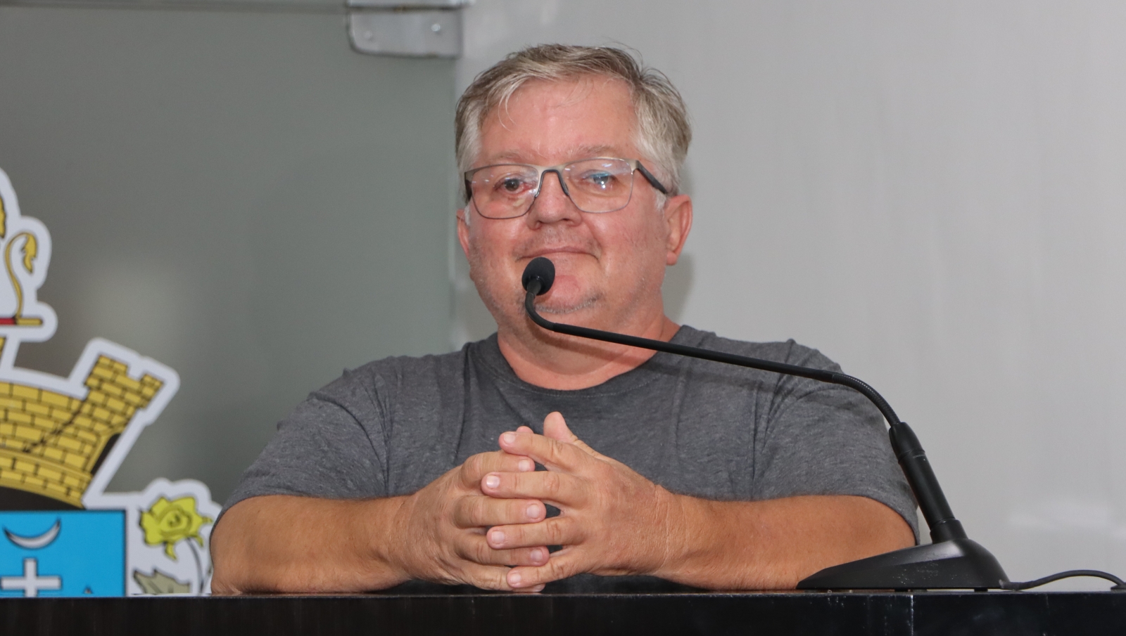 EDUARDINHO ABORDA REQUERIMENTOS RELACIONADOS À PROIBIÇÃO DE ORAÇÃO NA ESCOLA MUNICIPAL “EUGÊNIO SANTOS”