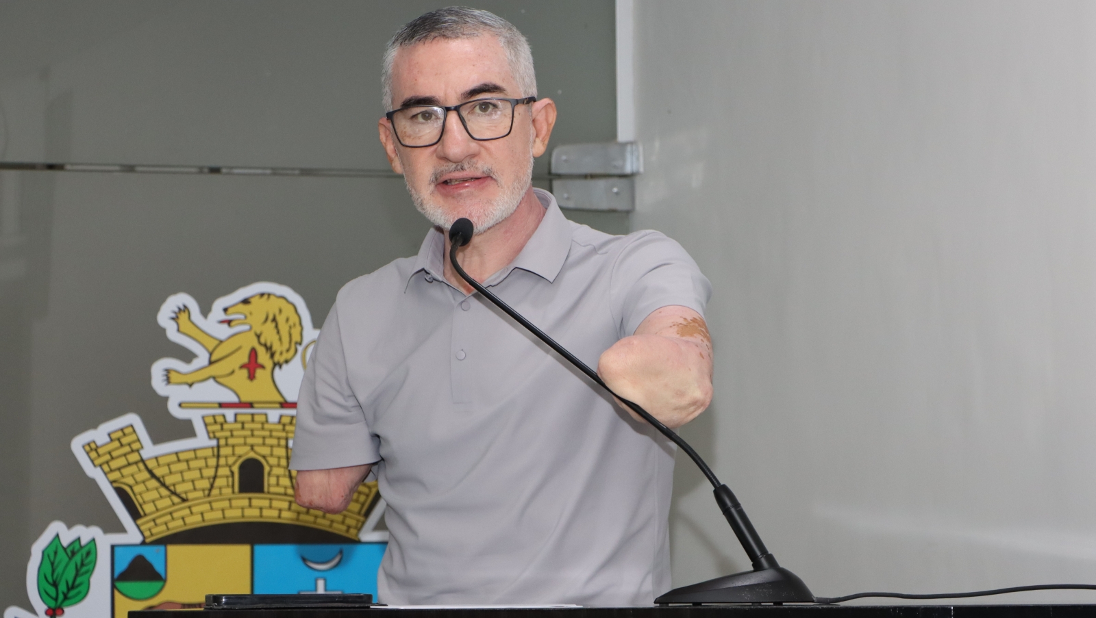 VADE MANOEL APRESENTA MOÇÃO DE APLAUSOS E CONGRATULAÇÕES À ADVOGADA SUELEM ABUD FERREIRA