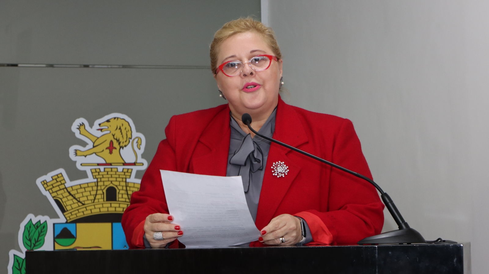 ELAINE MIRANDA FAZ MOÇÃO DE APLAUSOS A LILIAN MARIA DE OLIVEIRA