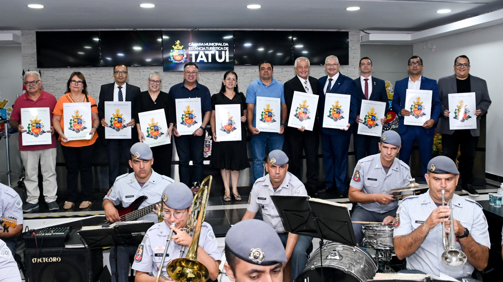 TREZE TÍTULOS DE CIDADANIA SÃO ENTREGUES EM SOLENIDADE NA CÂMARA DE TATUÍ