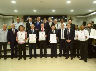 PODER LEGISLATIVO HOMENAGEIA MAIS SETE CIDADÃOS